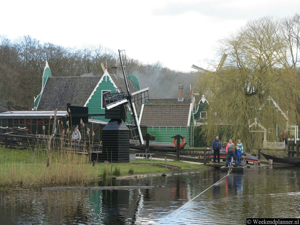 Bij het poldermolentje is een aanlegsteiger voor het veerpondje. Je kunt jezelf over het water trekken.